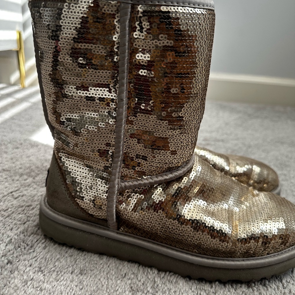 UGG Classic Short Gold Sequin Boot Women’s Size 8
